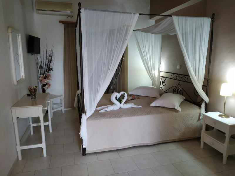 Eleni'S Garden & Castello Suites Alykanas  Exterior photo