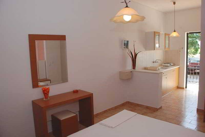 Eleni'S Garden & Castello Suites Alykanas  Exterior photo