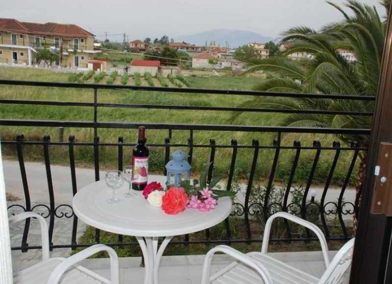 Eleni'S Garden & Castello Suites Alykanas  Exterior photo